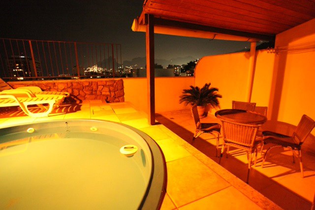 lux apt with private pool